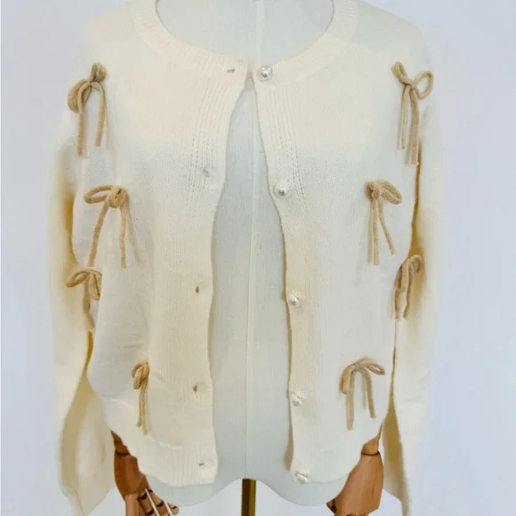 Elegant Cream Sweater with Bow Accents - Picture 3 of 6